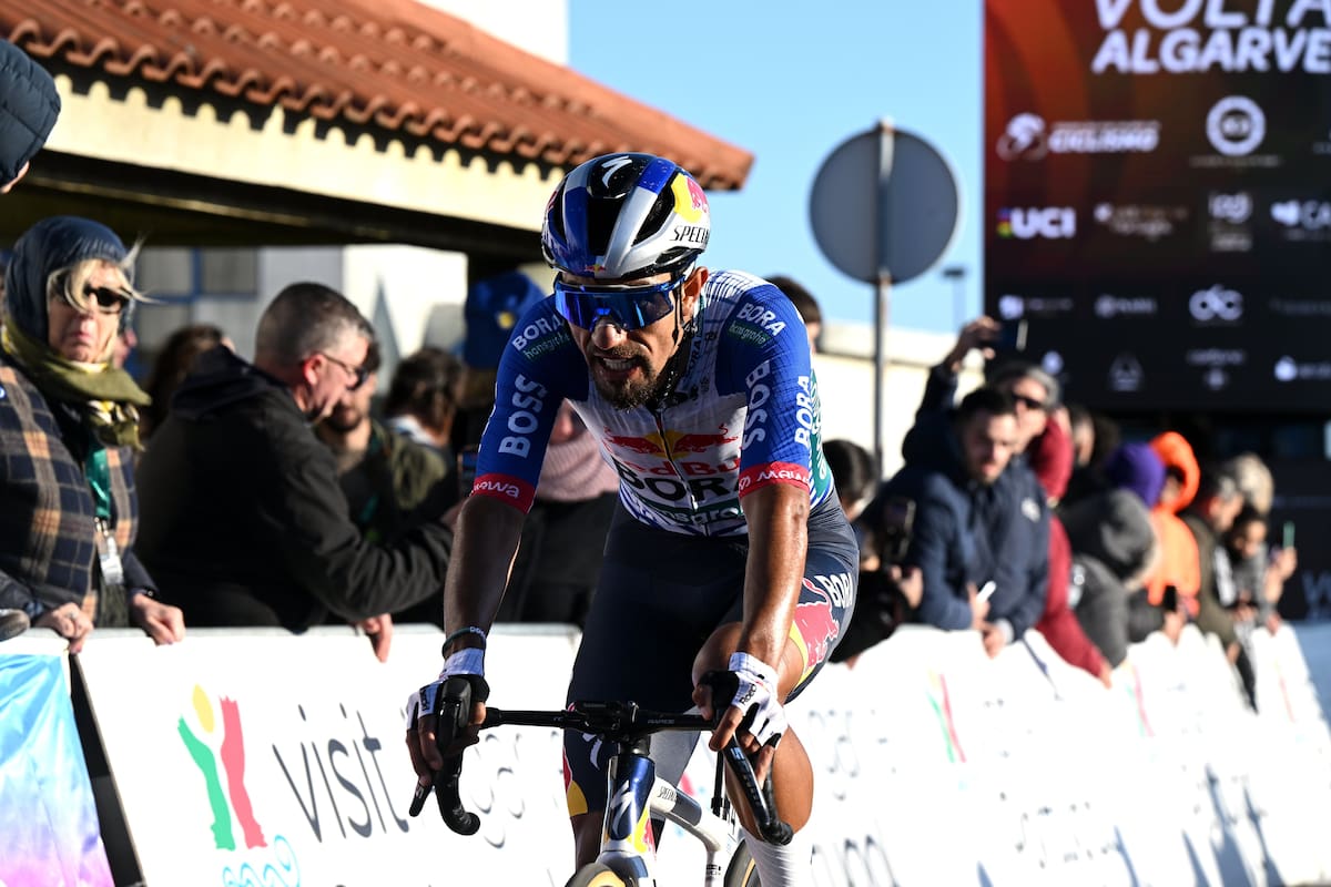 Daniel Martínez durante la contrarreloj individual de la tercera etapa de la Vuelta al Algarve, en la que finalizó en el puesto 11 y ascendió al sexto lugar de la clasificación general.. Foto: @RBH_ProCycling