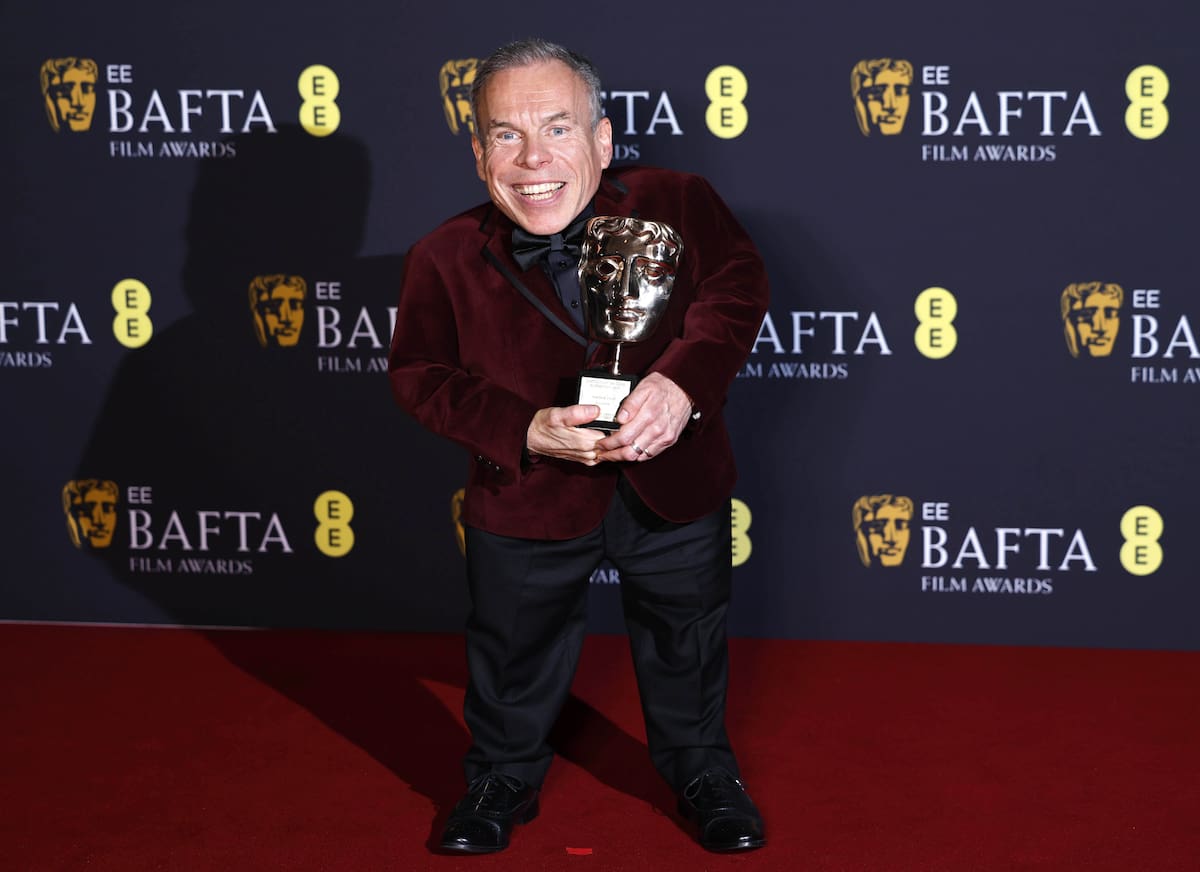 El actor británico Warwick Davis posa en la sala de prensa después de ganar el premio BAFTA Fellowship durante los premios BAFTA Film Awards. //EFE