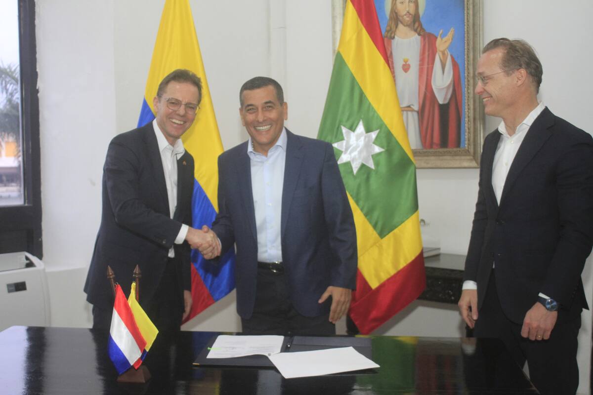 Marc Hauwert, embajador adjunto del Reino de los Países Bajos en Colombia y Jefe de la sección Económica de la Embajada; Dumek Turbay, alcalde de Cartagena y el príncipe Jaime de Borbón-Parma; firman renovación de memorando para el programa Water As Leverage. // Foto: Julio Castaño.