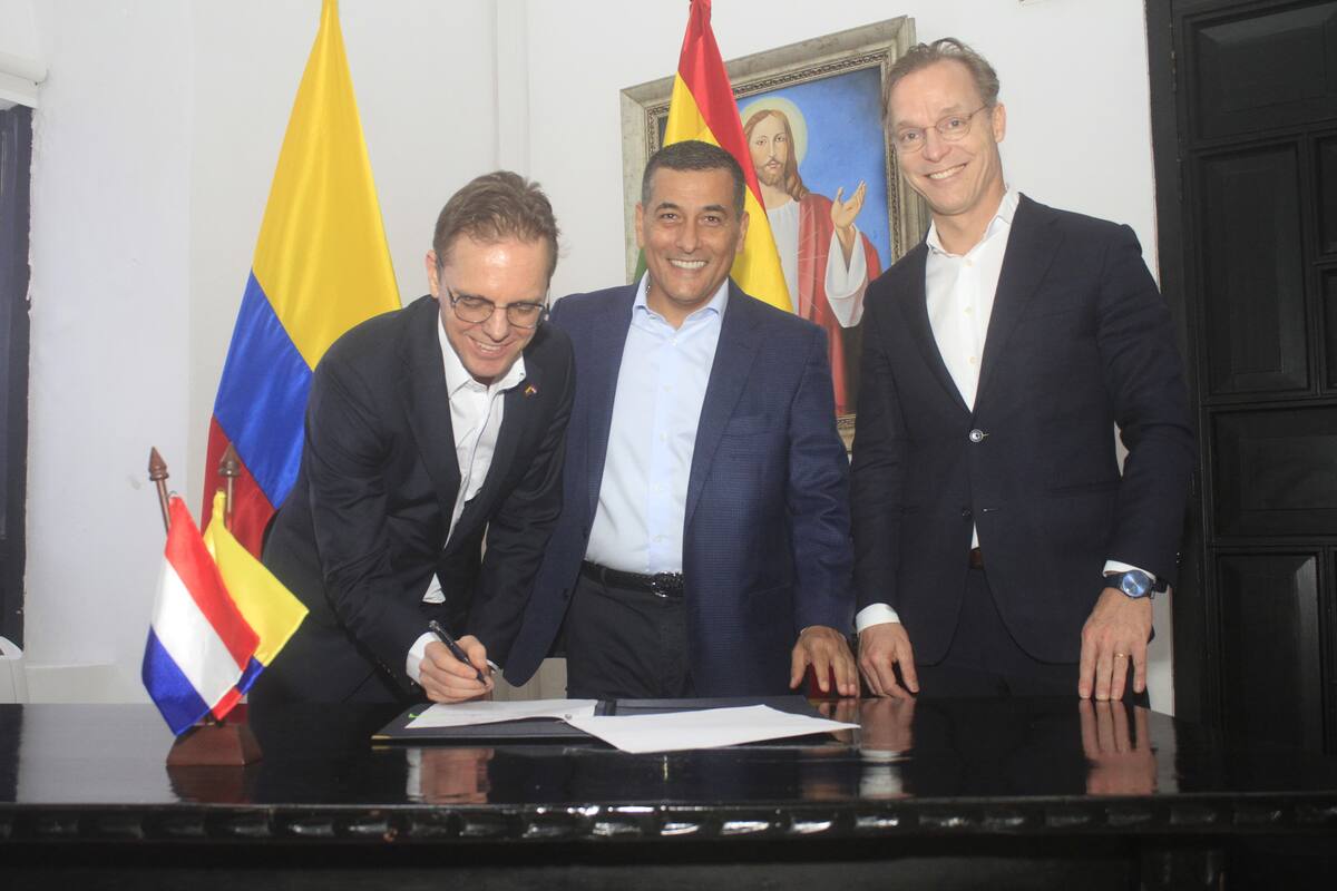 Marc Hauwert, embajador adjunto del Reino de los Países Bajos en Colombia y Jefe de la sección Económica de la Embajada; Dumek Turbay, alcalde de Cartagena y el príncipe Jaime de Borbón-Parma; firman renovación de memorando para el programa Water As Leverage. // Foto: Julio Castaño.