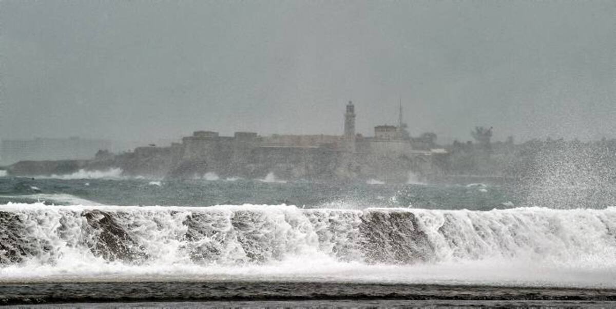 Un boletín de las 14H00 (18H00 GMT) del Centro Nacional de Huracanes (CNH) estadounidense, con base en Miami, precisó que Isaac se encontraba a 85 km al sur-sureste de Cayo Hueso (Key West, Florida) y a 120 km al noreste de La Habana, con vientos máximos sostenidos de 95 km/h y moviéndose a 30 km/h. AFP ADALBERTO ROQUE