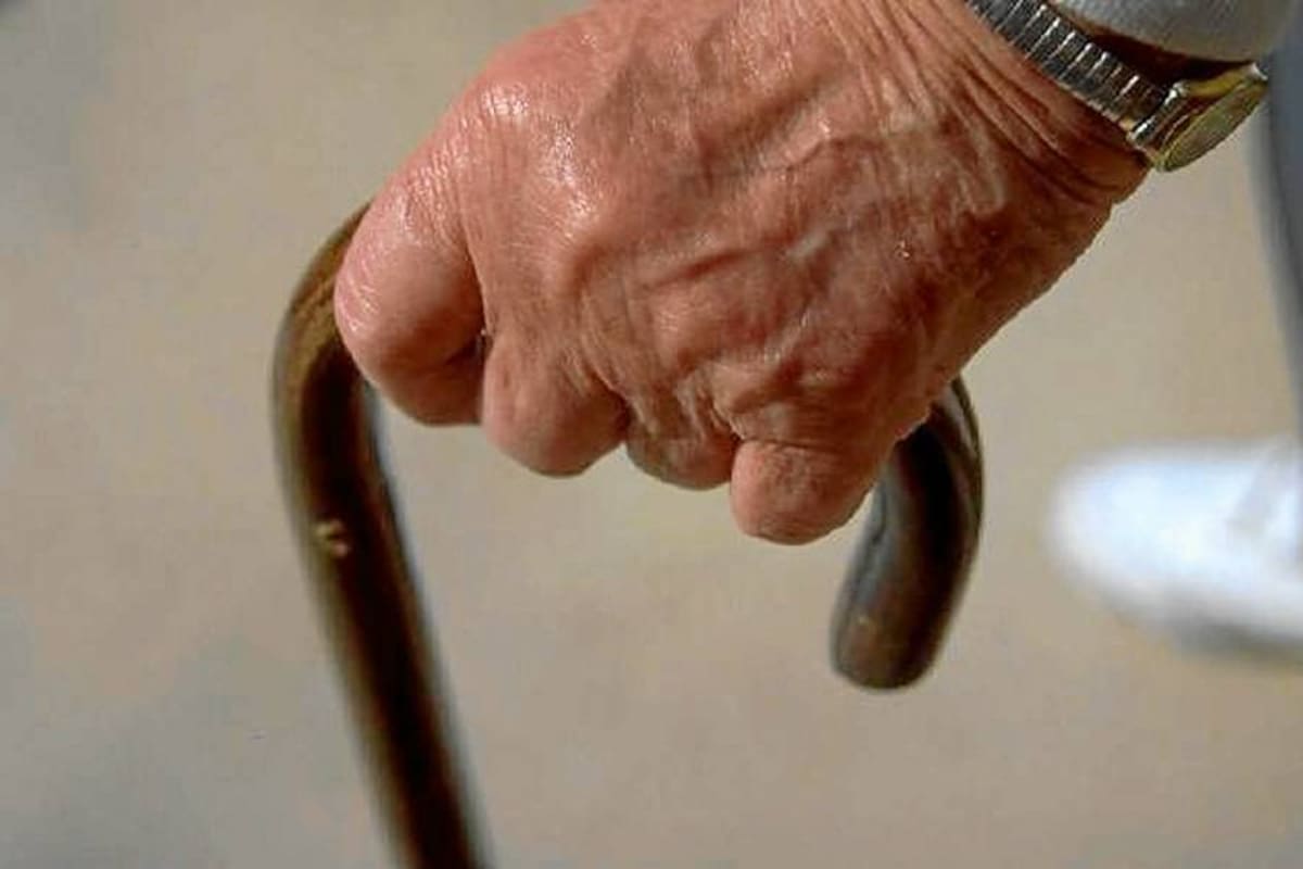 ¡Indignación! Abandonaron a anciano, diagnosticado con cáncer, en un parque