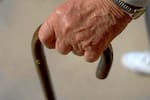 ¡Indignación! Abandonaron a anciano, diagnosticado con cáncer, en un parque