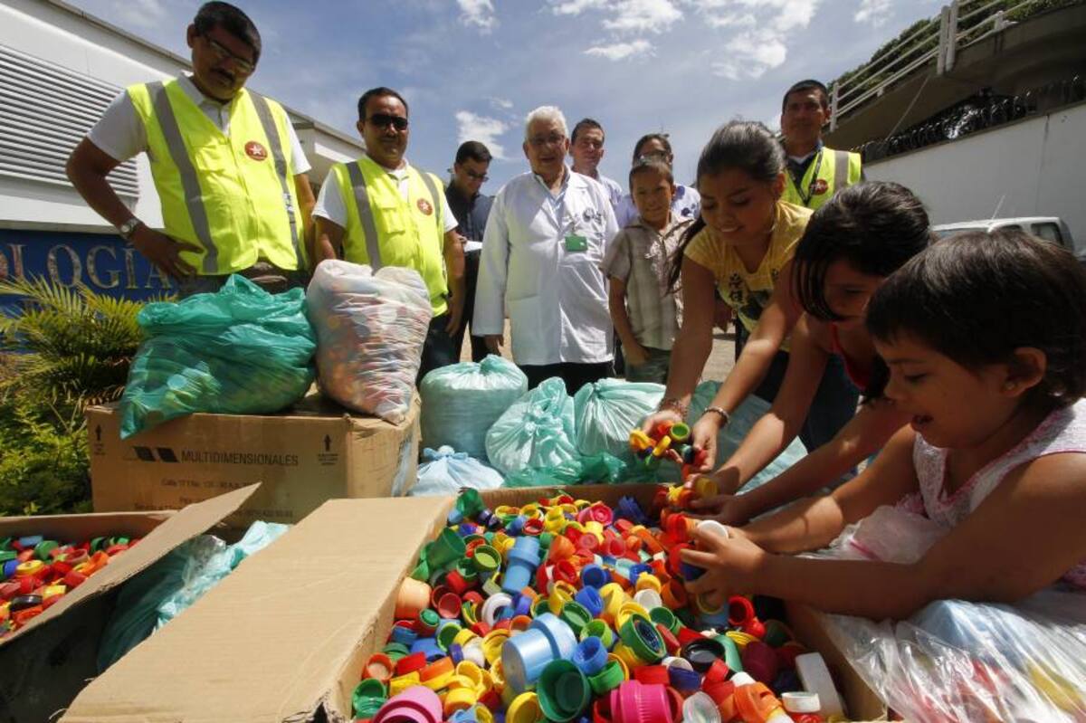 Cerca de 120 kilómetros se desplazaron los trabajadores de seguridad de Ecopetrol para entregar el material plástico (Foto: Nélson Díaz/VANGUARDIA LIBERAL)