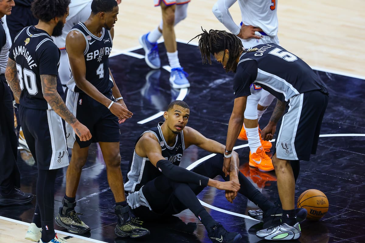 Victor Wembanyama (abajo), de San Antonio Spurs, reacciona este miércoles en el primer partido de la final de la NBA ante New York Knicks. EFE/ Carlos Ramírez