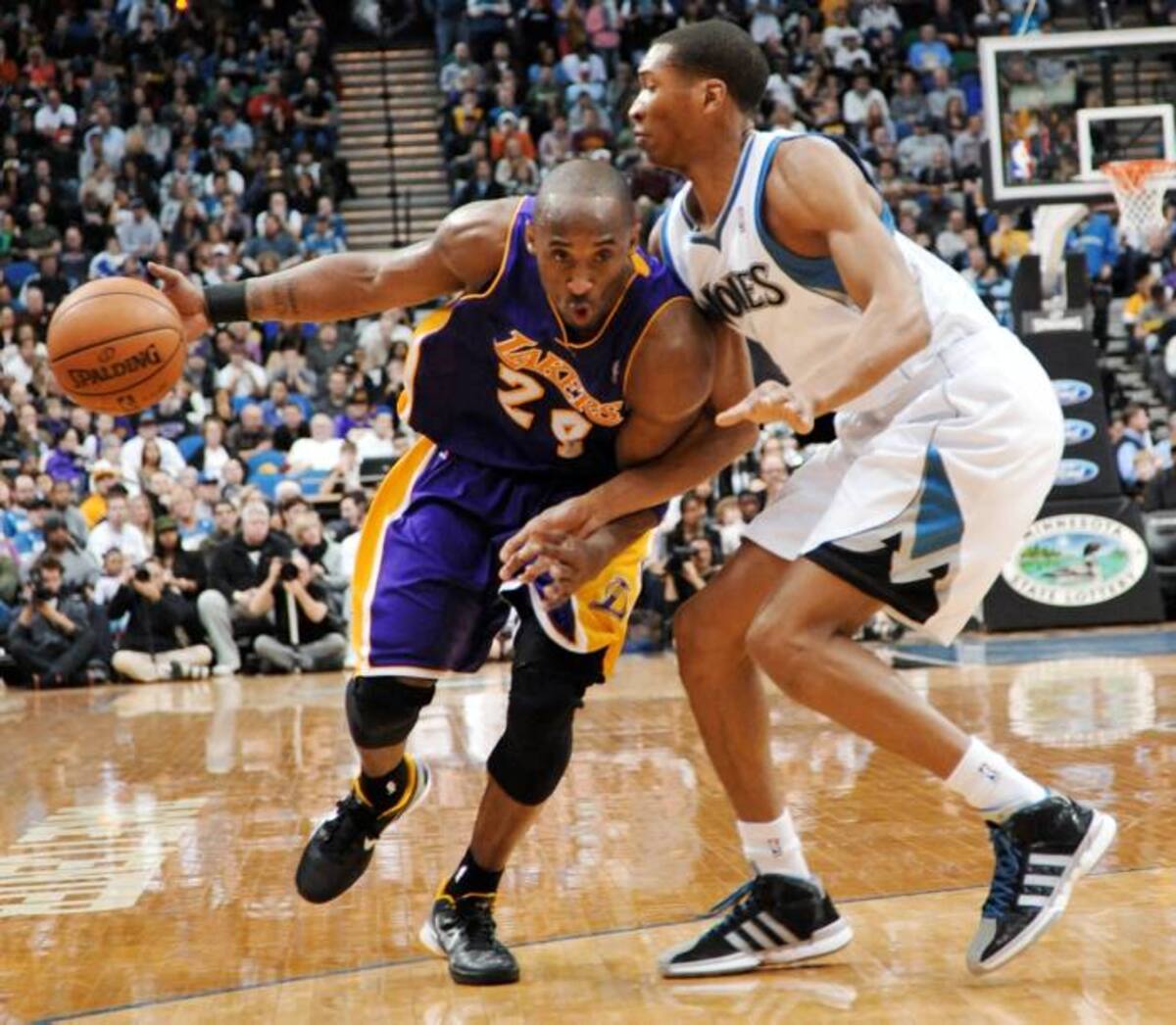 Bryant se destapó ofensivamente con 35 puntos y 14 rebotes en la victoria de los Lakers sobre Minnesota 106 a 101. AP Jim Mone