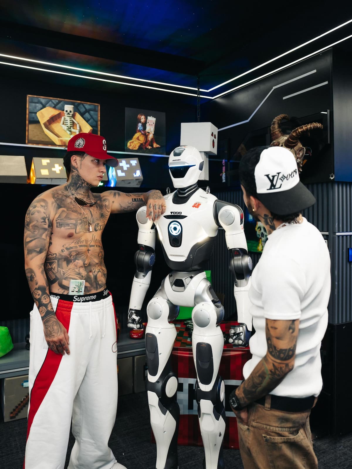 El creador de contenido realizaba pruebas con el humanoide que prepara para ‘Stream Fighters 5’ cuando terminó en el suelo tras recibir un golpe inesperado.// Foto tomada de IG: @wetscol, @blessd