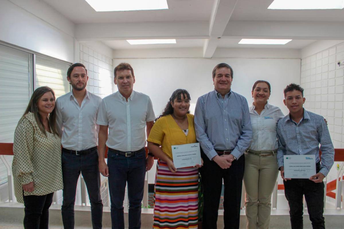 Dos empresas dieron respaldo a bachilleres de Cartagena