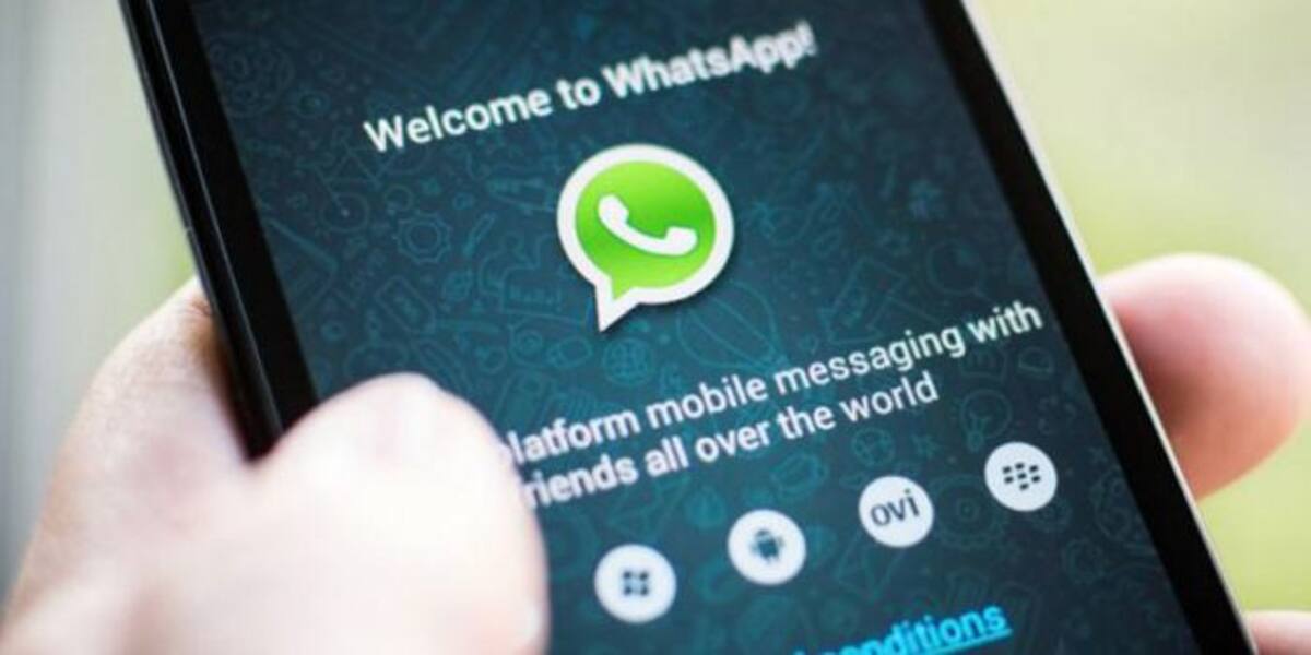 La aplicación de mensajería instántanea está estrenando algunas herramientas, entre las que se encuentran las calcomanías o stickers. Te enseñamos cómo usarlas. efe