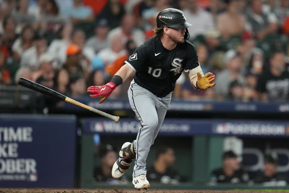 Chase Meidroth (10), de los White Sox de Chicago, corre hacia la primera base tras conectar un sencillo impulsador de carrera durante la quinta entrada del primer partido de la serie de comodines de la Liga Americana contra los Astros de Houston. //Foto, AP: Karen Warren