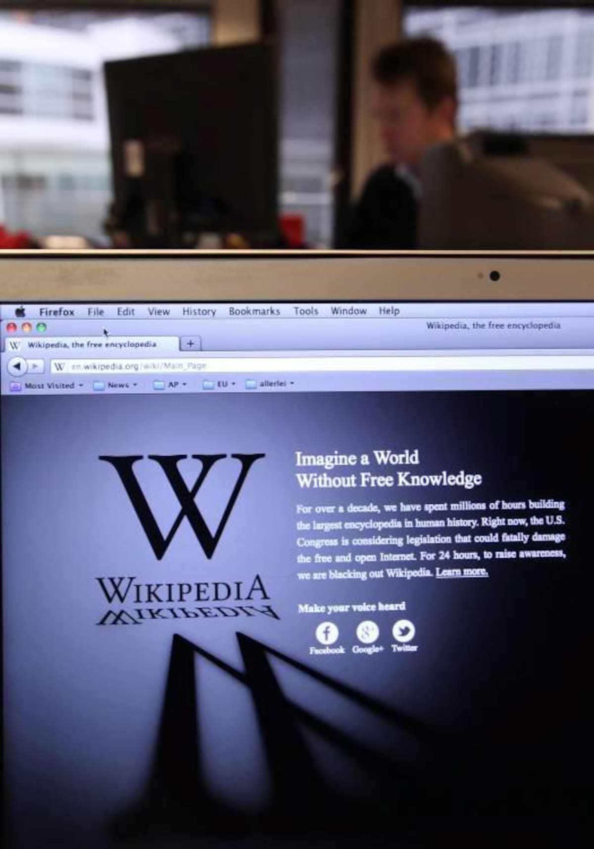 La investigación concluye que esto se debe a varias razones, que incluyen el incremento de programas automáticos (bots), pero también apuntó a que algunos posibles contribuidores se ven desanimados por la estructura de la página. Yves Logghe