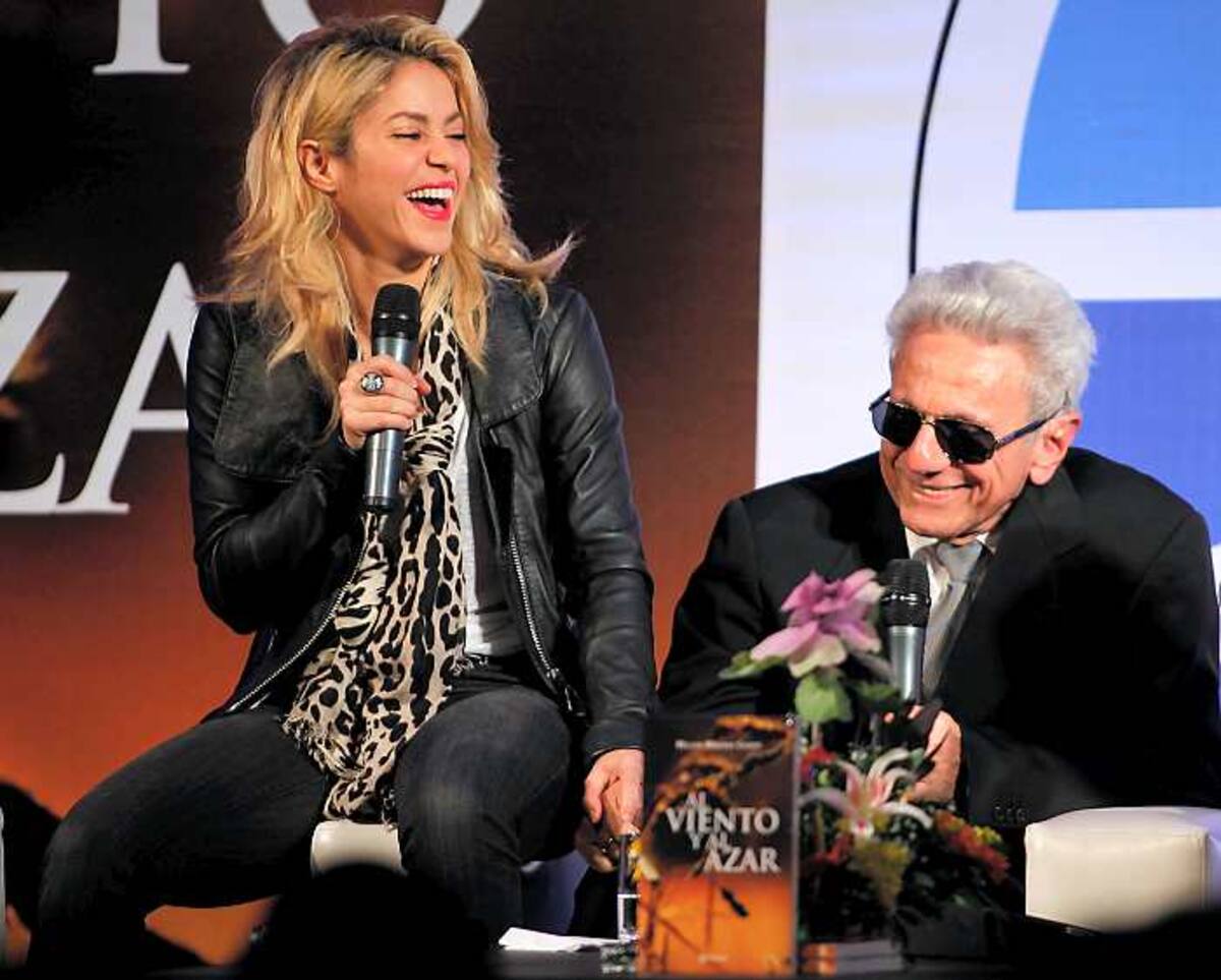 Este lunes en Bogotá fue lanzado el libro Al viento y al azar de William Mebarak Chadid, padre de Shakira. La cantautora barranquillera acompañó a su padre en la presentación de su obra. AP Fernando Vergara