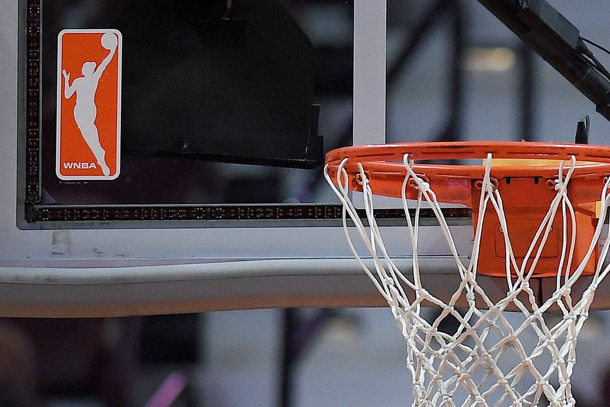 Lanzó juguetes sexuales en partido de baloncesto: tenía 18 y fue detenido