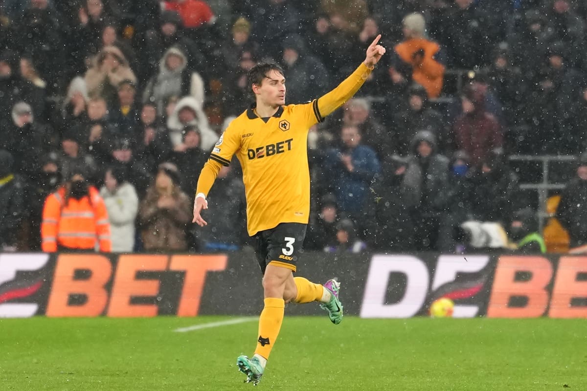 Hugo Bueno, del Wolverhampton Wanderers, celebra con sus compañeros de equipo después de marcar el primer gol de su equipo. //Foto, AP: Dave Shopland