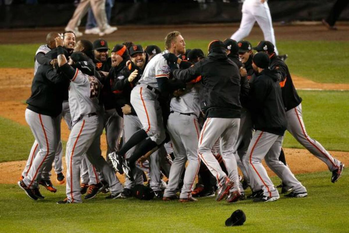 Después que el cerrador Sergio Romo ponchara a Miguel Cabrera los peloteros de Gigantes in-vadieron el terrno de juego para festejar el título de la Se0rie Mundial. AP