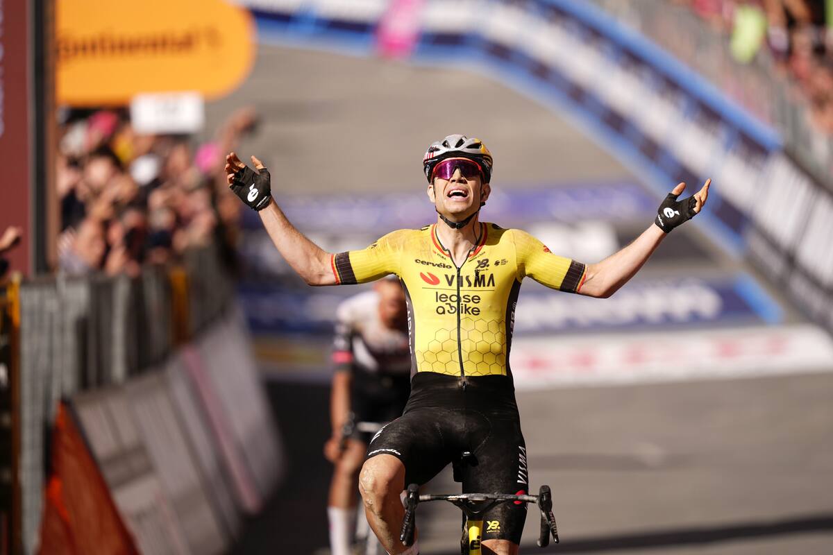 Wout Van Aert del Team Visma | Lease A Bike celebra mientras pedalea hasta la meta para ganar la etapa 9 del Giro de Italia de Gubbio a Siena. //AP