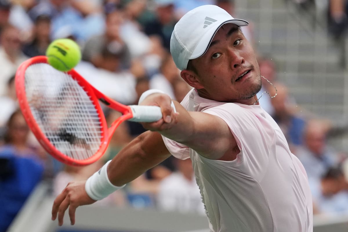 El chino Wu Yibing no pudo ante el poderío del español Carlos Alcaraz en la tercera ronda del Abierto de Estados Unidos. //Foto, AP: Kirsty Wigglesworth)