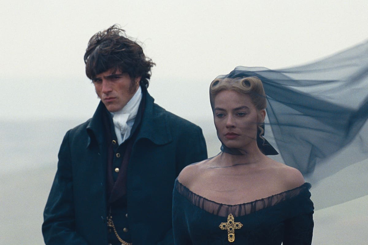 Fotografía cedida por Warner Brothers en la que se observa a los actores Margot Robbie (d) y Jacob Elord durante una escena de la película 'Cumbres borrascosas'. Adentrarse en la obsesión más profunda que un ser humano puede experimentar guió la interpretación de Elordi en 'Cumbres borrascosas' ('Wuthering Heights'), la más reciente adaptación del clásico del romanticismo bajo la dirección de Emerald Fennell, junto a Robbie. EFE/ Warner Brothers /SOLO USO EDITORIAL/NO VENTAS/SOLO DISPONIBLE PARA ILUSTRAR LA NOTICIA QUE ACOMPAÑA (CRÉDITO OBLIGATORIO)