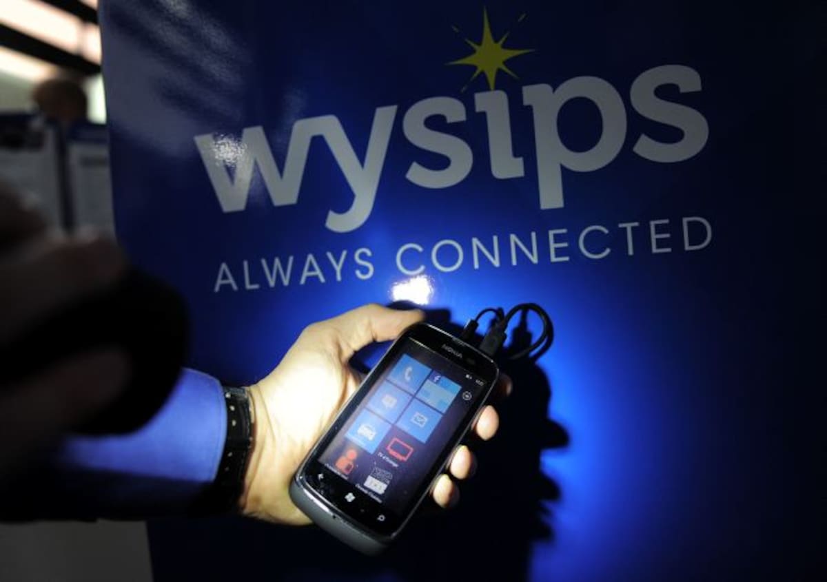En el gran congreso anual de la telefonía móvil que empezó el domingo en Barcelona, la emergente empresa francesa Wysips presentó los primeros teléfonos inteligentes equipados con una pantalla transparente que capta energía solar para cargar la batería. AFP JOSEP LAGO