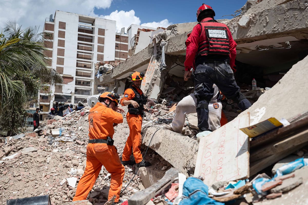 Equipos de rescate realizan labores de búsqueda en los escombros de un edificio en La Guaira (Venezuela). // Foto: EFE/ Ronald Peña R.