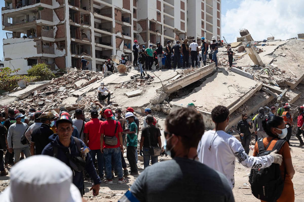 Venezuela confirma casi 2.000 muertos por devastadores terremotos