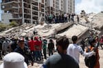 Venezuela confirma casi 2.000 muertos por devastadores terremotos