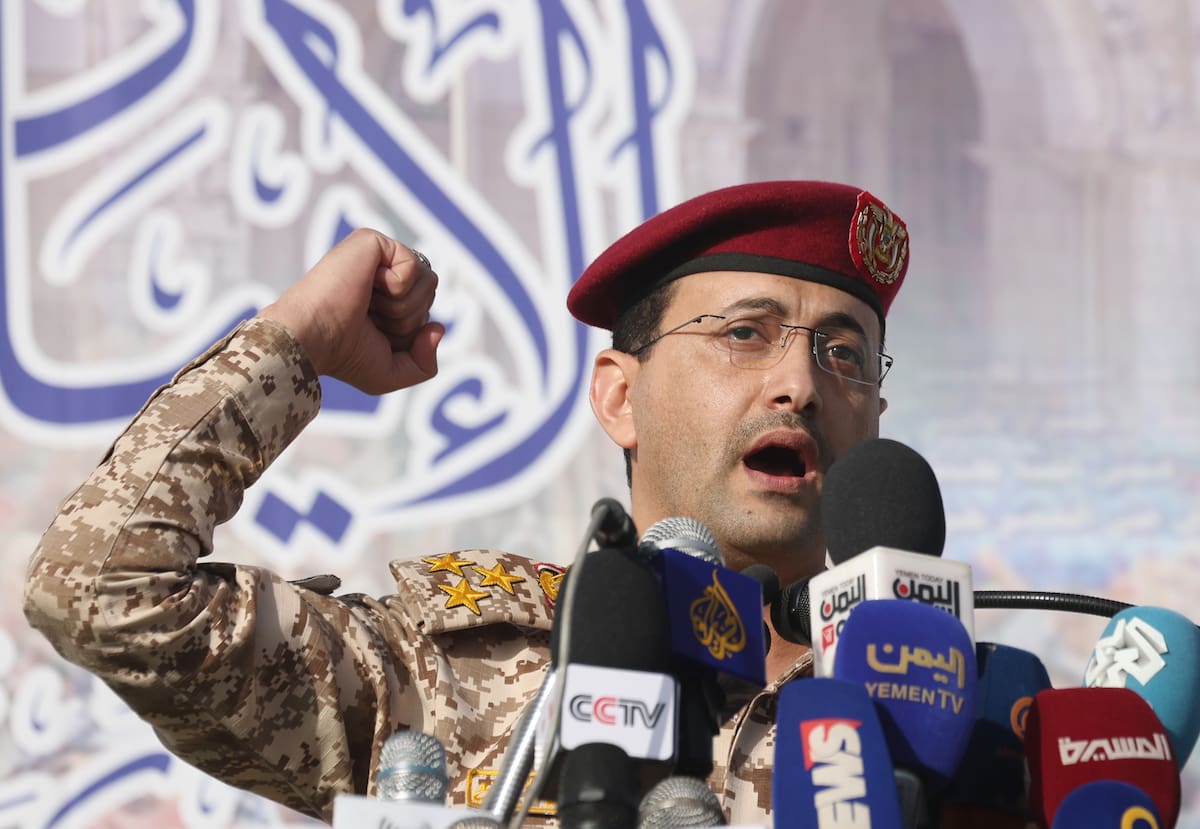 El portavoz militar hutí, Yahya Sarea, pronuncia una declaración durante una protesta contra Estados Unidos y Israel en Saná, Yemen. // EFE