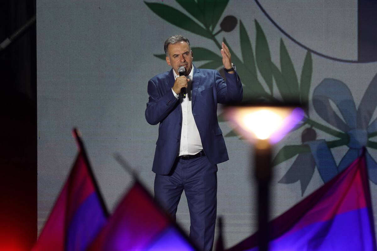 El candidato del Frente Amplio, Yamandú Orsi, habla a sus seguidores tras ganar en las elecciones presidenciales de este en Montevideo (Uruguay).