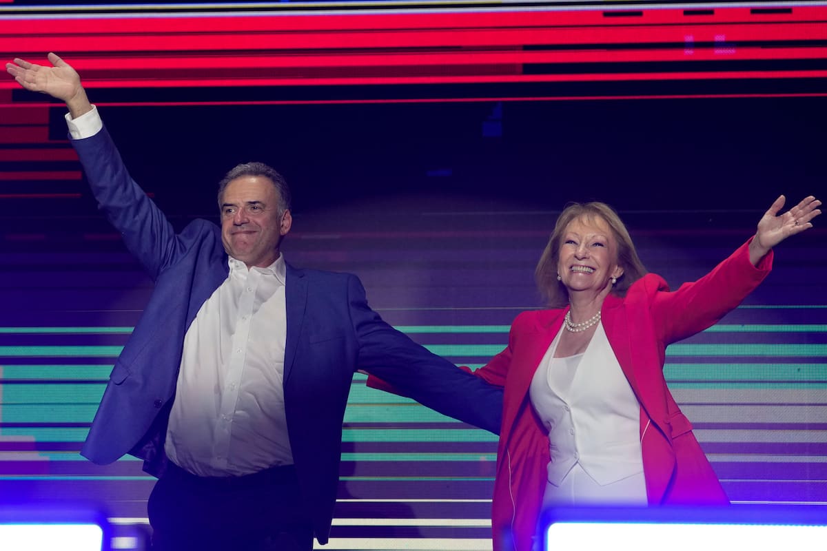 Yamandú Orsi, candidato del Frente Amplio, y su compañera de fórmula Carolina Cosse, después del cierre de las urnas en la segunda vuelta presidencial en Montevideo, Uruguay. //AP