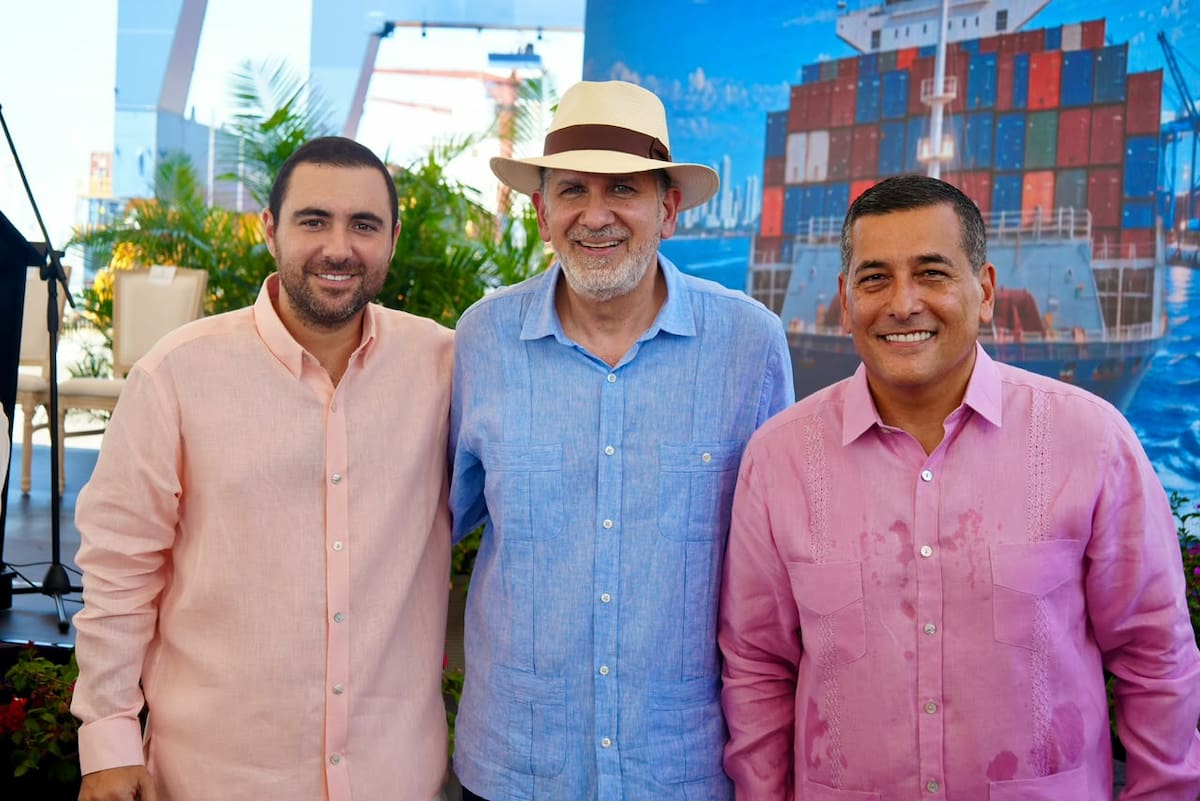 Juan Carlos Gossaín (c) junto a Yamil Arana, gobernador de Bolívar; y Dumek Turbay, alcalde de Cartagena. // Foto: Julio Castaño - EU.