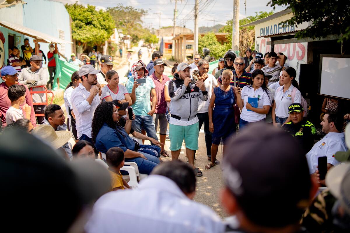 El gobernador de Bolívar, Yamil Arana, se reunió con la comunidad en San Juan Nepomuceno. // Cortesía