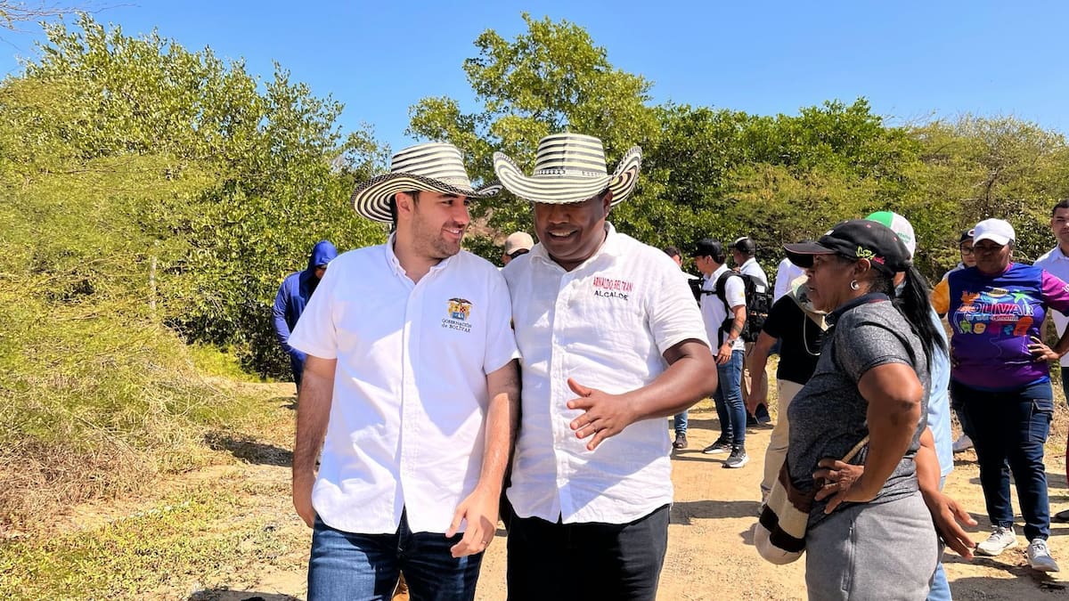 El gobernado de Bolívar, Yamil Arana Padauí y Arnaldo Beltrán, alcalde de Santa Catalina. // Cortesía.