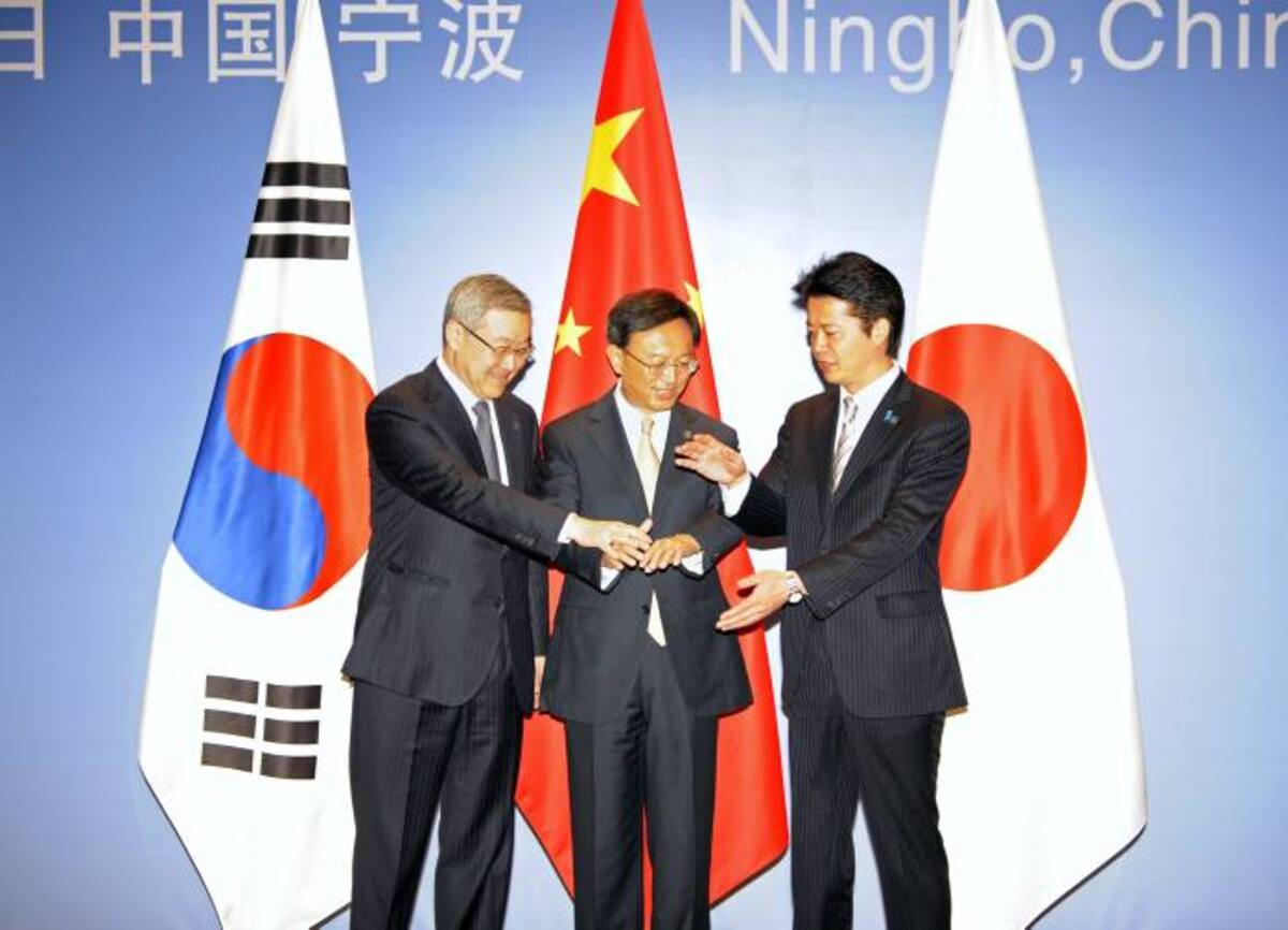 El canciller chino Yang Jiechi, el japonés Koichiro Gemba y el surcoreano Kim Sung-hwan posaron para los fotógrafos la mañana del domingo antes de empezar sus conversaciones trilaterales. AP Peter Parks
