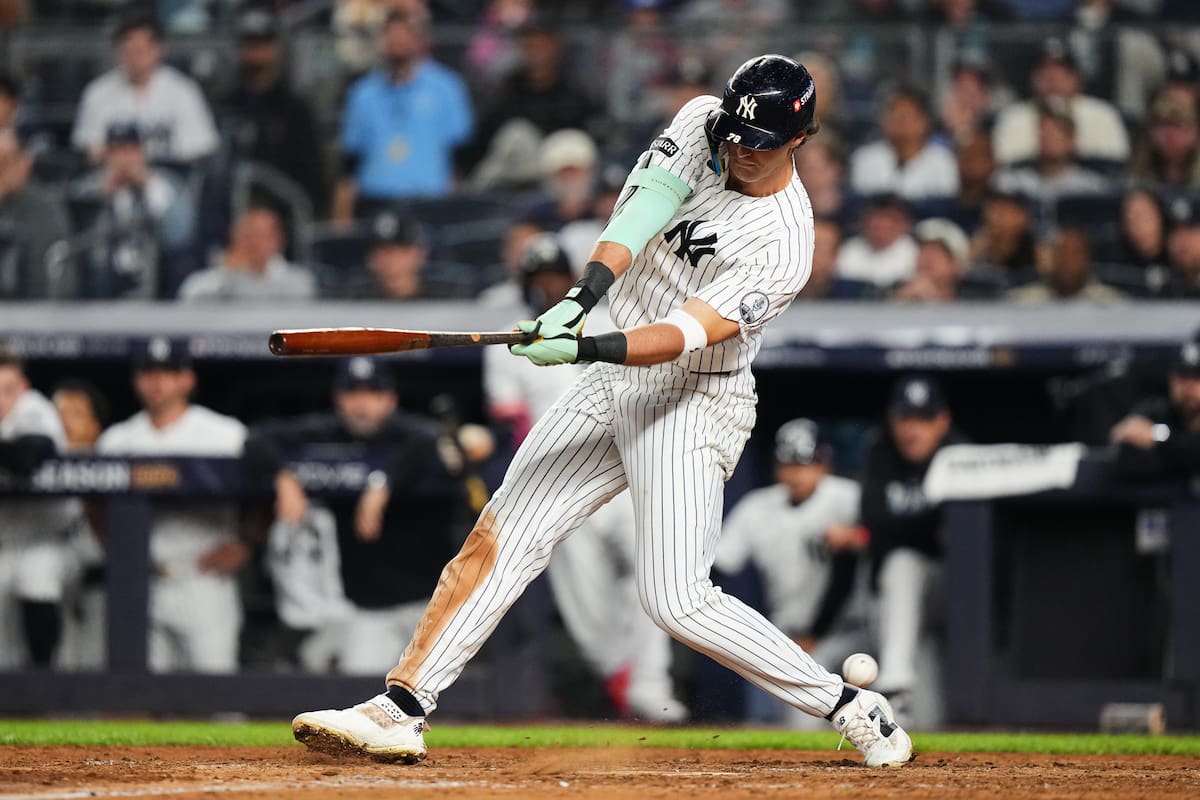 Spencer Jones, de los Yankees de Nueva York, se poncha ante un lanzamiento descontrolado de Garrett Crochet, de los Medias Rojas de Boston, durante la sexta entrada del segundo partido de la serie de comodines de la Liga Americana de béisbol. //Foto, AP: Frank Franklin II