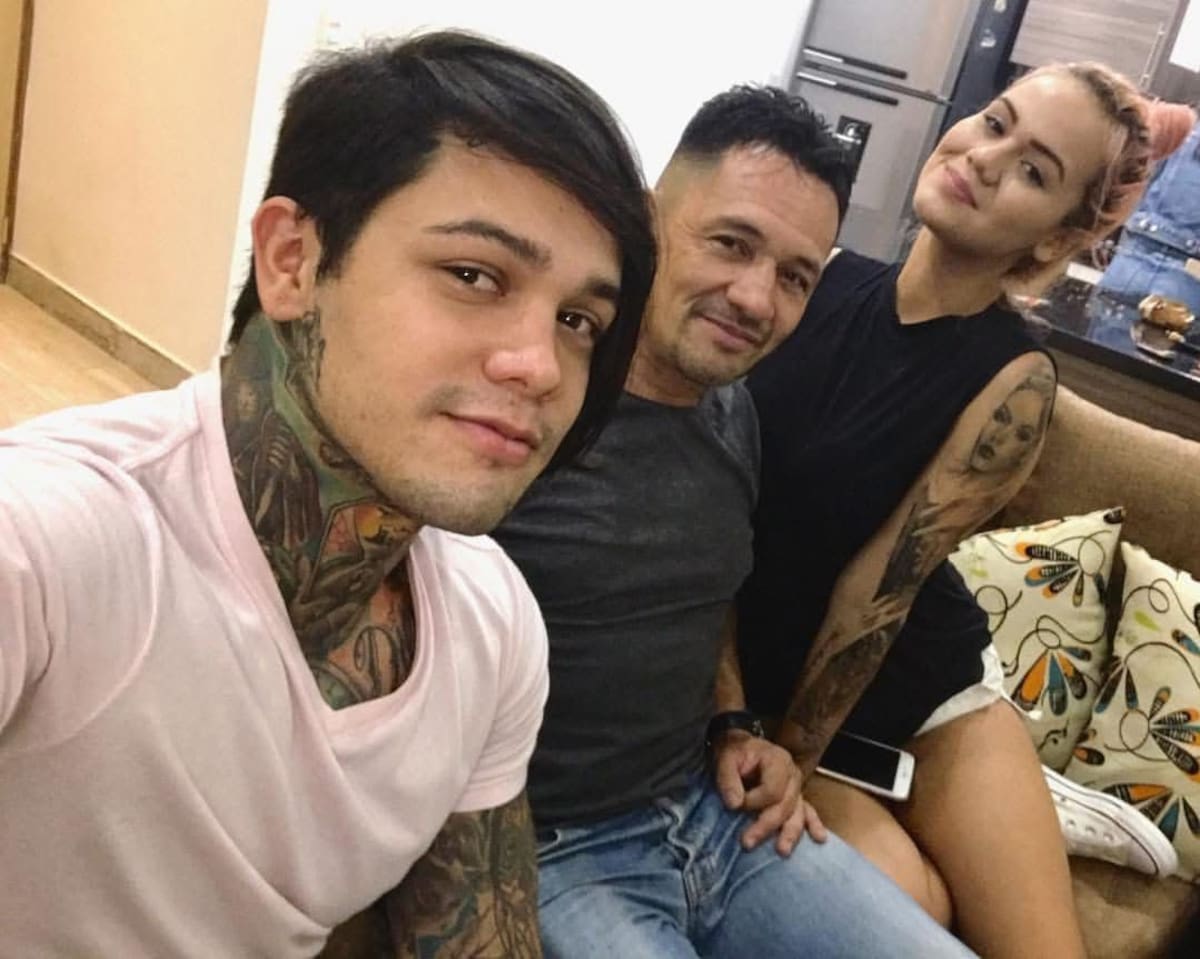 Yeferson Cossio junto a su padre y su hermana Cintia Cossio. //Foto: tomada de redes sociales.