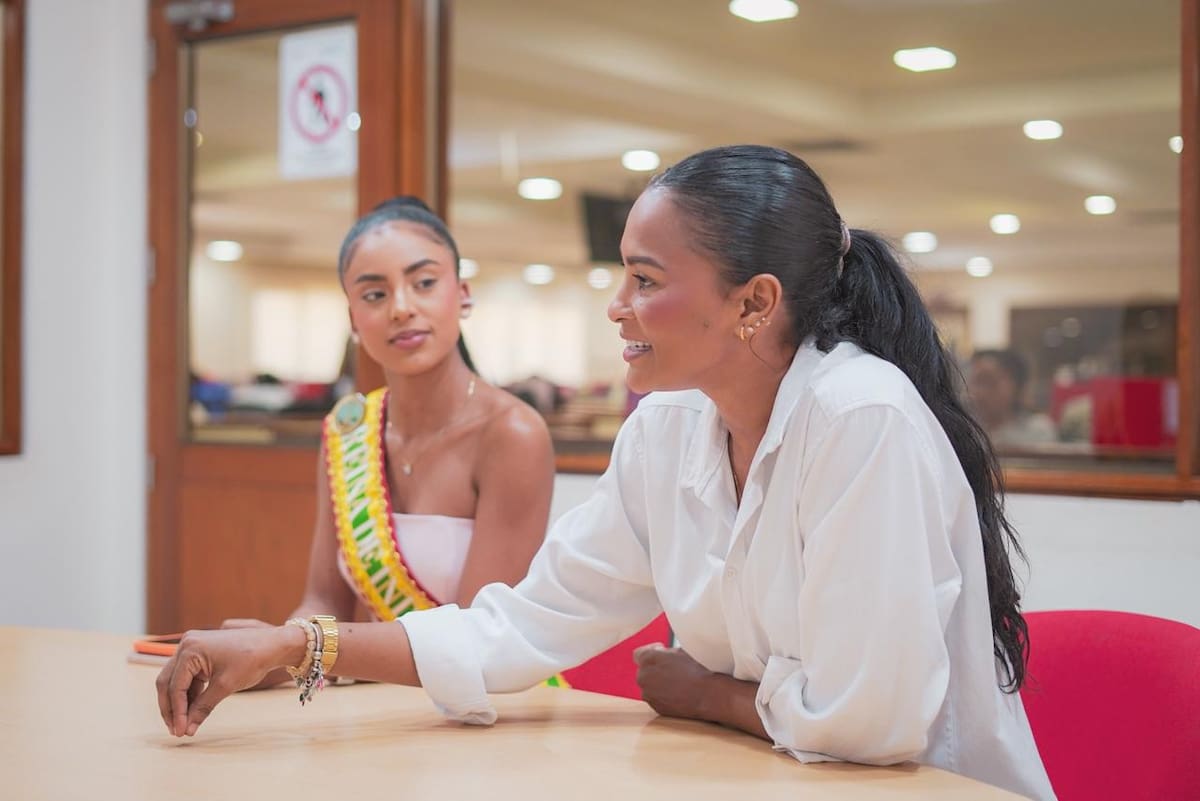 Yeimy Paola junto a la actual Reina de la Independencia. // Cortesía