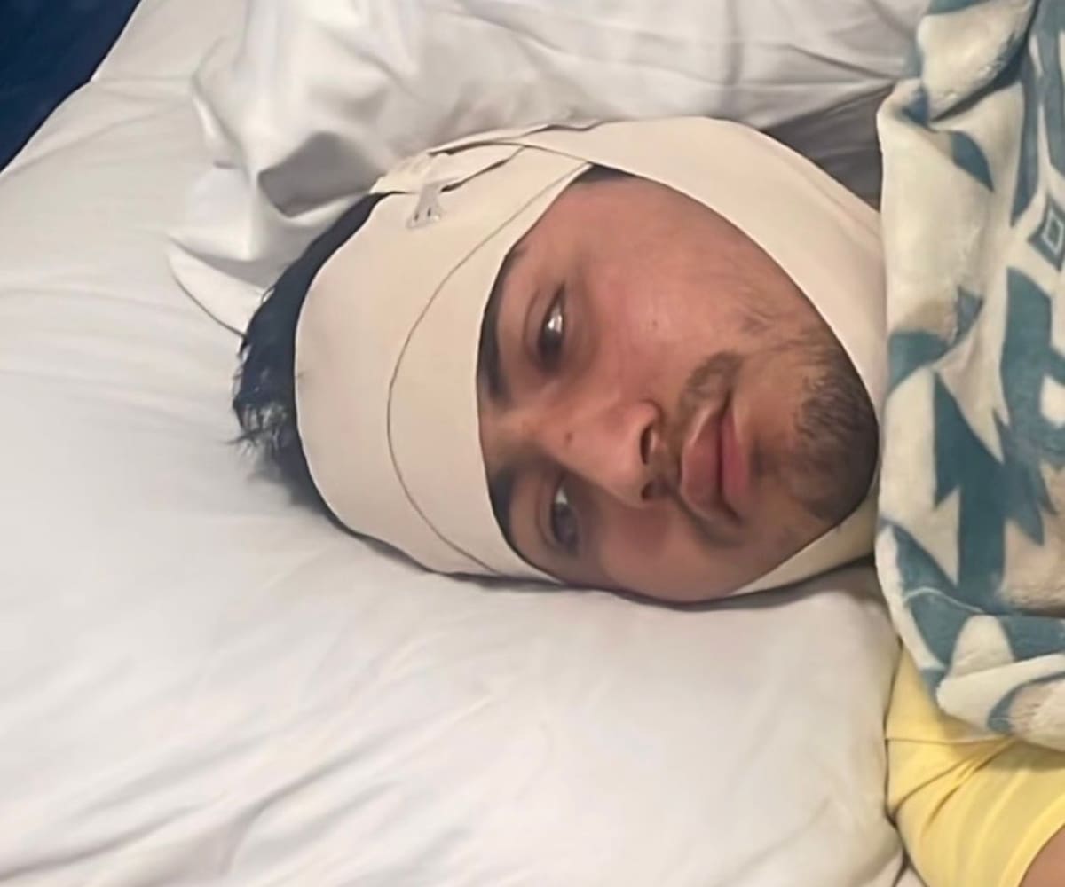 El joven colombiano se encuentra consciente, pero delicado.