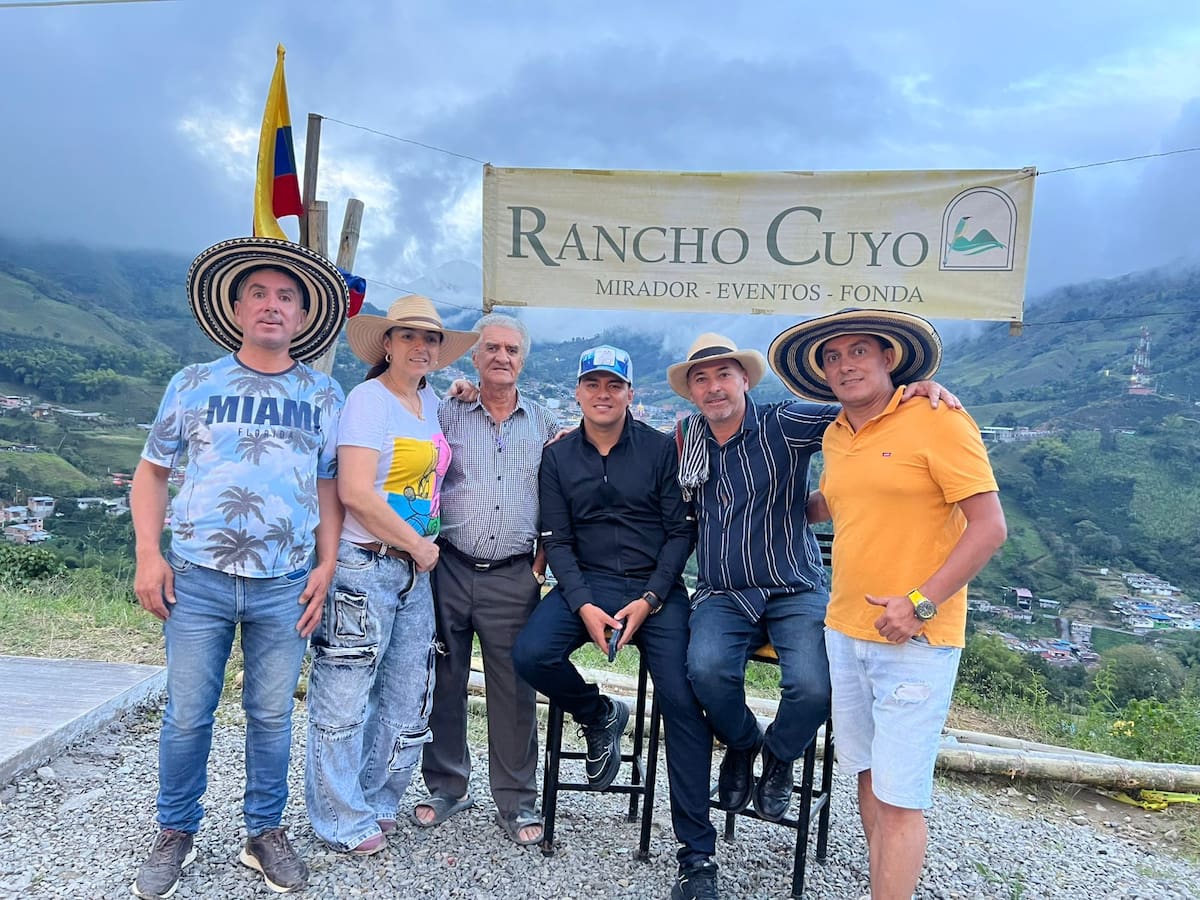Yeison Jiménez junto a sus amigos de Manzanares. //Cortesía.