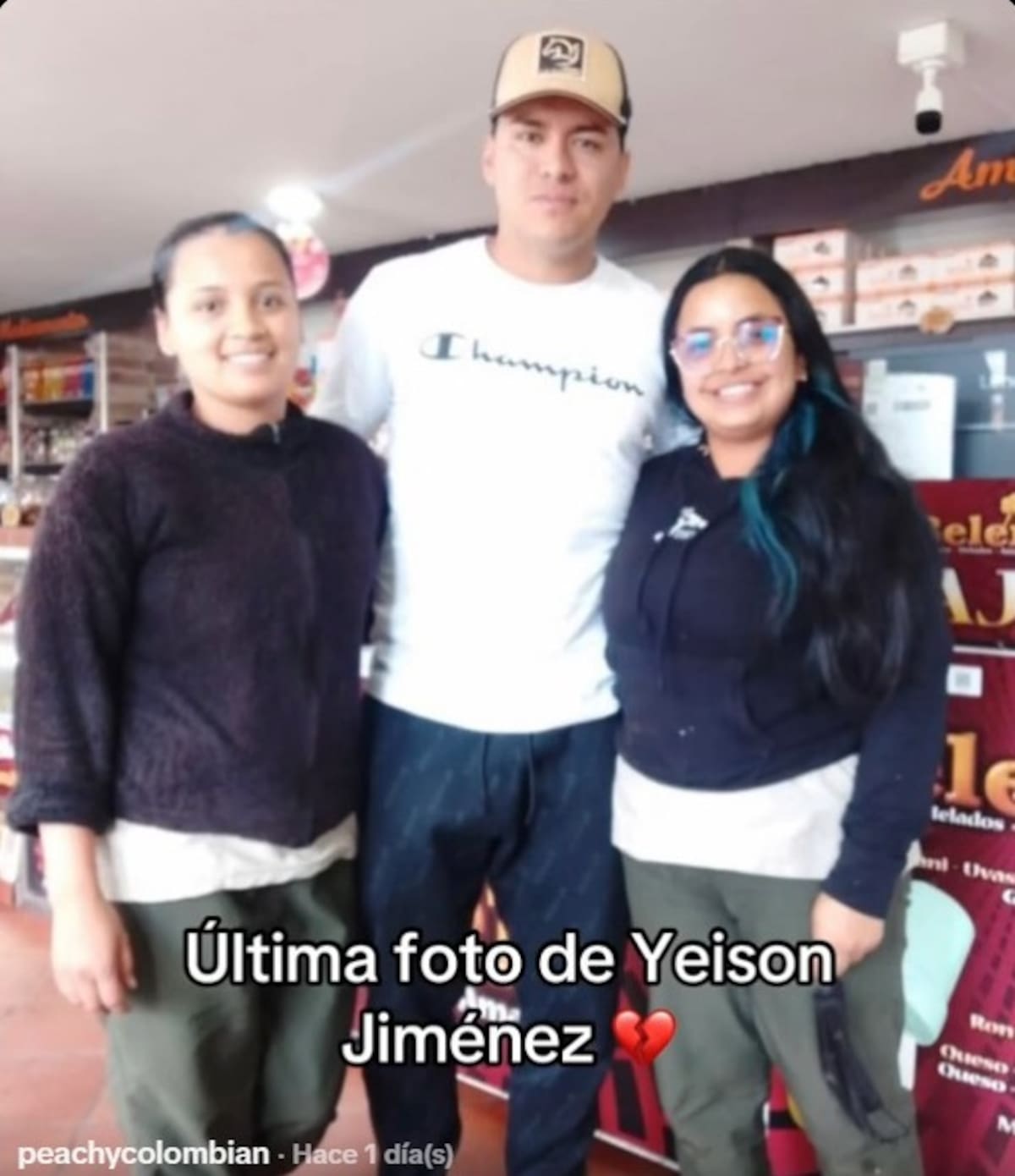 Pocas horas antes de despegar de Paipa, Yeison Jiménez ingresó a una tienda donde se tomó una fotografía con dos trabajadoras. //Captura de pantalla.
