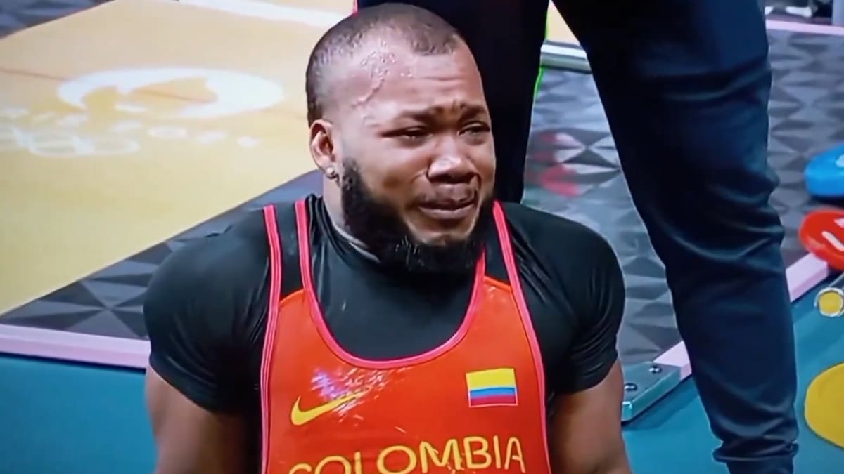 El pesista colombiano se emocionó hasta las lágrimas tras ganar la medalla de plata en París.