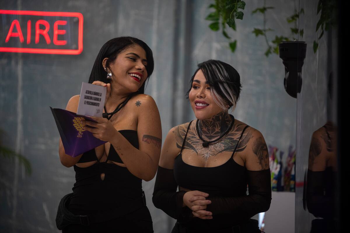 Toxicosteña junto a Yina Calderón.//Foto: RCN.