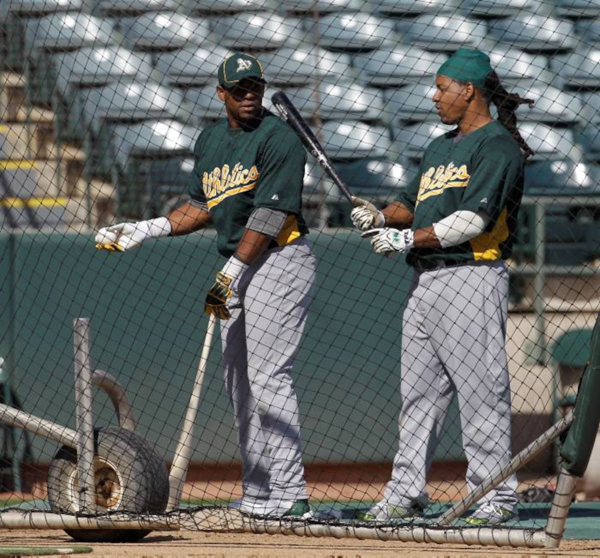 Yoenis Céspdes y Manny Ramírez en la primera sesión de entrenamientos del cubano, quien desertó en el 2011. AP