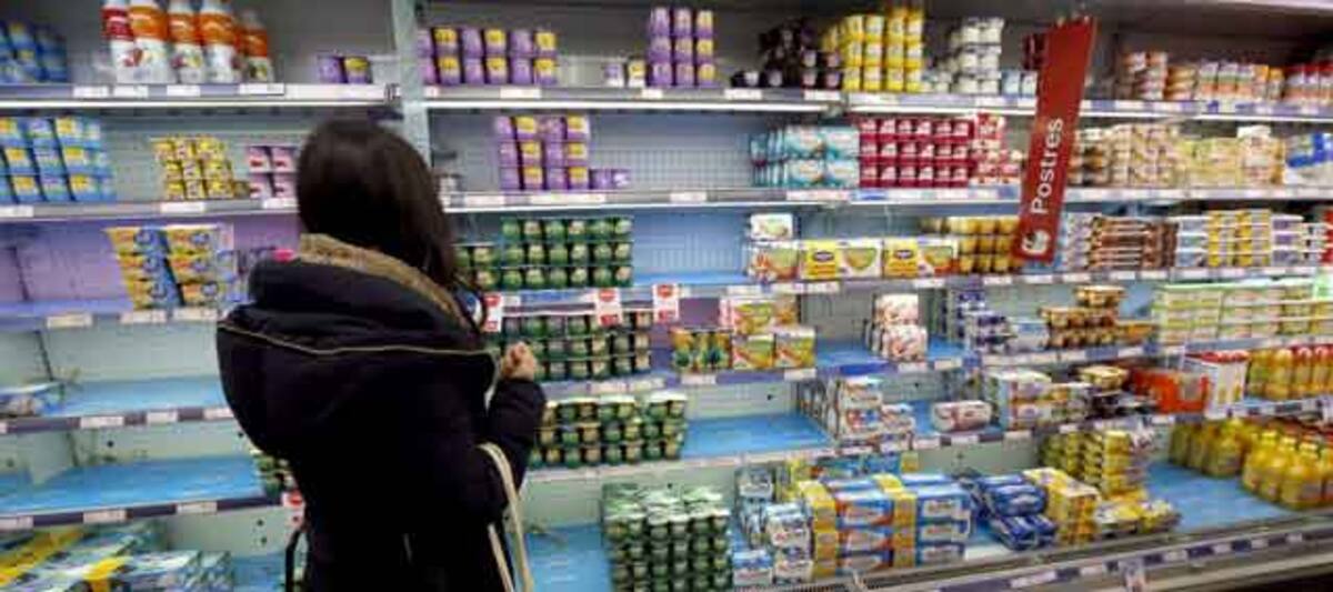Imagen de referencia de una nevera de supermercado con bebidas lácteas. // Foto: Archivo - EFE.