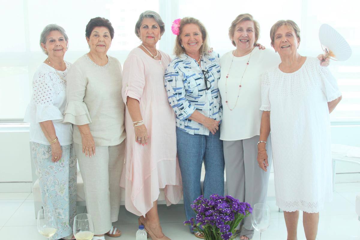 Yolanda Amador, Nelly Amador, Beatriz Amador, Muñe Amador, Elsa Amador y Merche Amador.