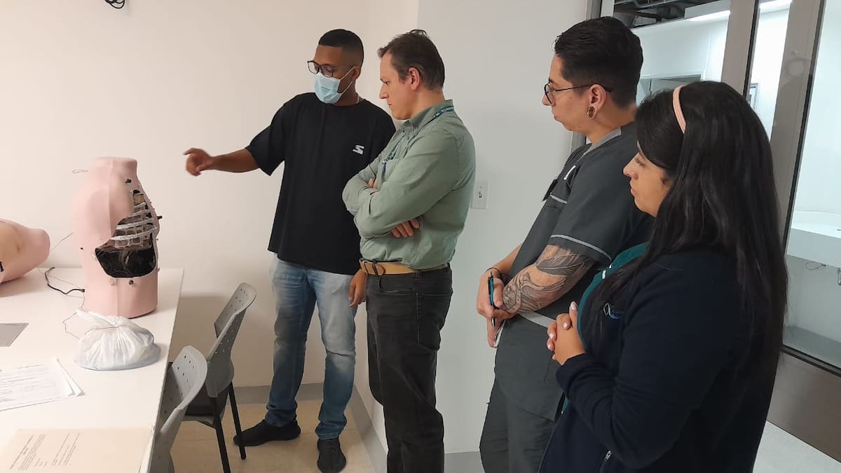 York Fredy Bolívar muestra los resultados de su simulador de toracocentesis. //Foto: cortesía.