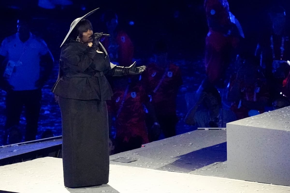 Yseult canta durante la ceremonia de clausura de los Juegos Olímpicos de Verano de 2024 en el Stade de France, el lunes 12 de agosto de 2024, en Saint-Denis, Francia. //AP
