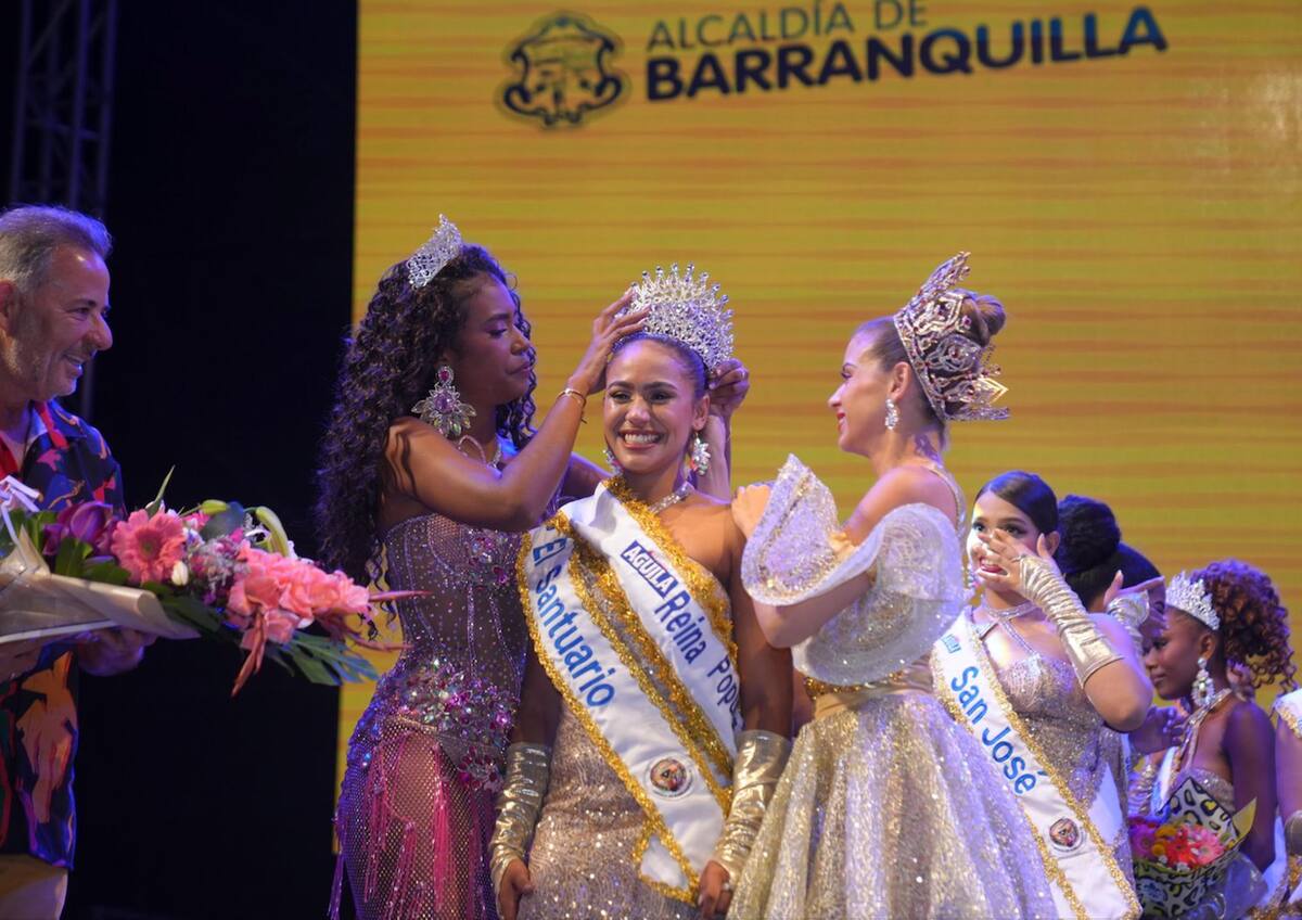 Momento en que Yuliana Isabel Rodríguez, del barrio el Santuario, recibe la corona como la Reina Popular del Carnaval de Barranquilla 2025.//Cortesía.