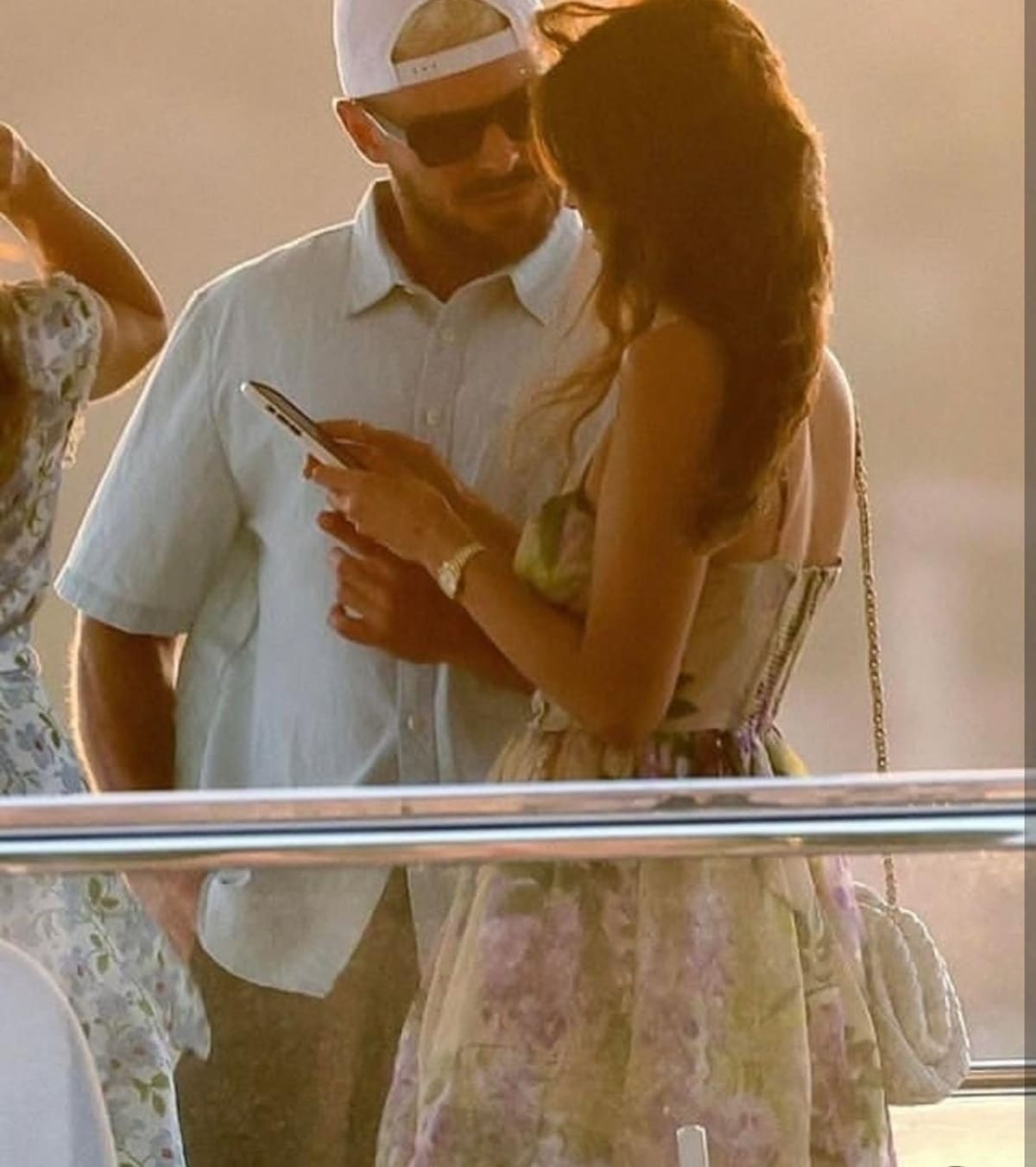 Zac Efron captado con la actriz. // Captura de video