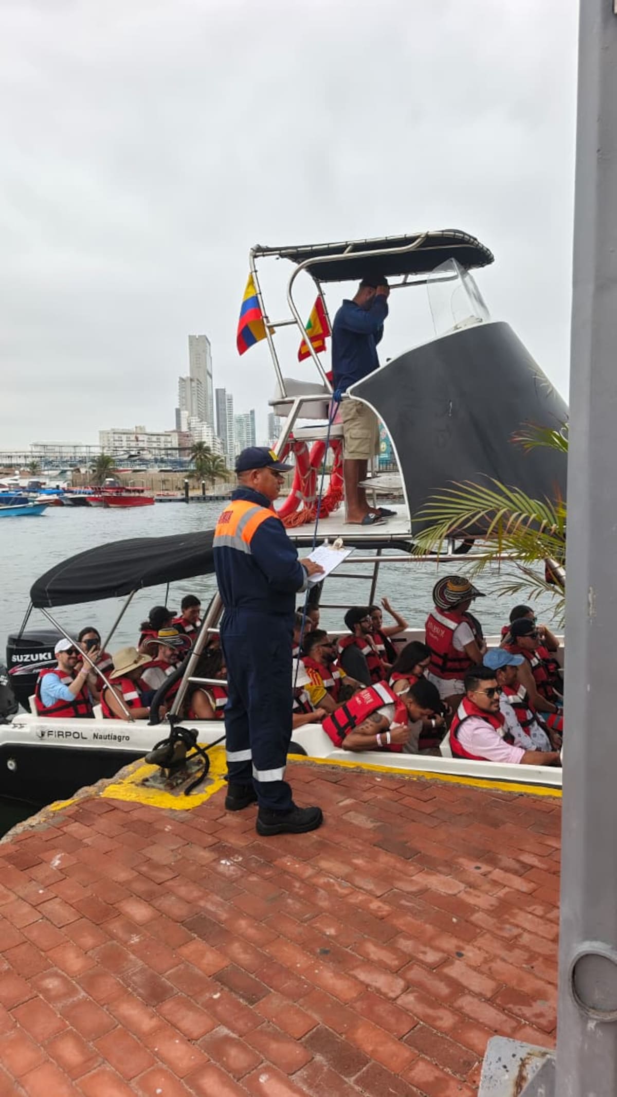 La Dirección General Marítima (Dimar) desarrolló jornadas de socialización y sensibilización con el gremio marítimo y turístico en los diferentes muelles de la ciudad. // Foto: Cortesía - Dirección General Marítima.