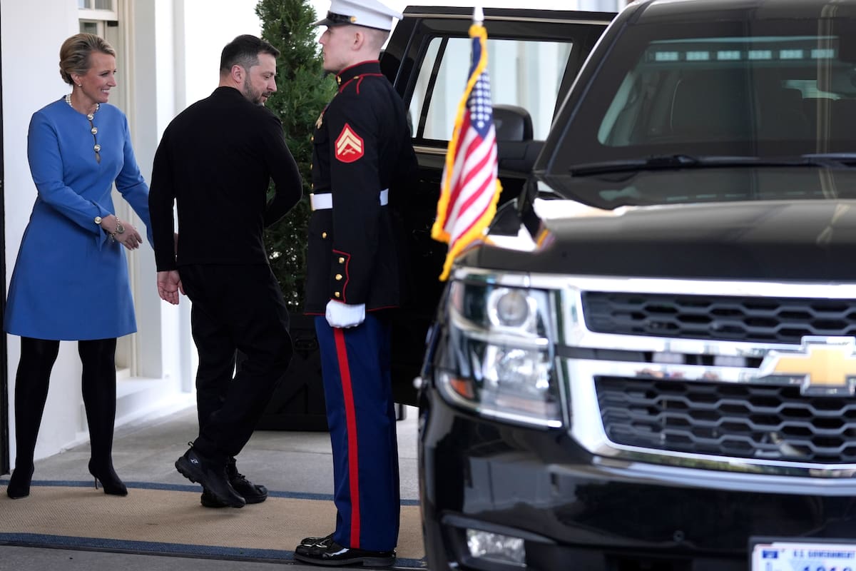 El presidente ucraniano, Volodímir Zelenski, en el centro, sale después de una reunión con el presidente Donald Trump en la Casa Blanca. //AP